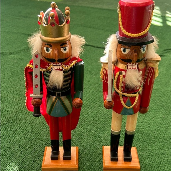 Festive Nutcracker Soldier Duo - Red and Green! Bundle of 2! Classic - Picture 4 of 11